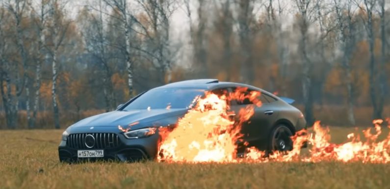Поли со бензин Mercedes од 145.000 евра и го запали! (видео)