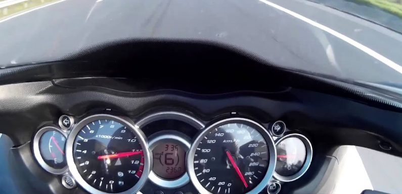 Преку 300 km/h на автопат – со мотоцикл! (видео)