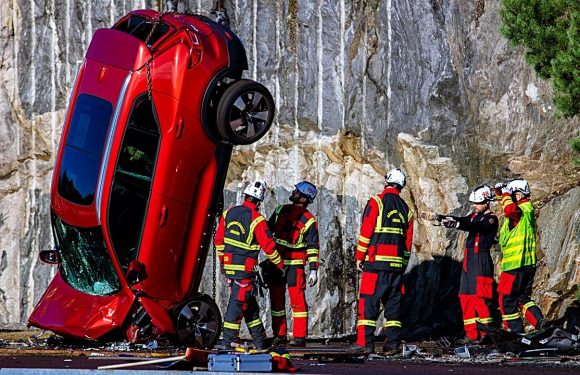 Volvo искрши 10 нови автомобили фрлајќи ги од 30 метри (видео)