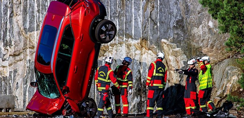 Volvo искрши 10 нови автомобили фрлајќи ги од 30 метри (видео)