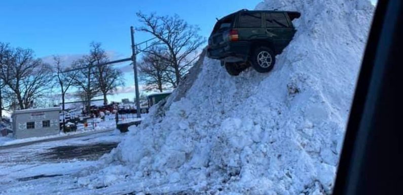 Како ли овој Jeep заврши во купот снег?