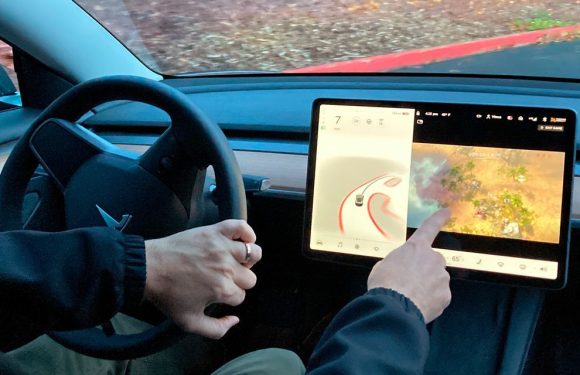 Tesla: Нема повеќе играње видео игри за време на возењето (видео)