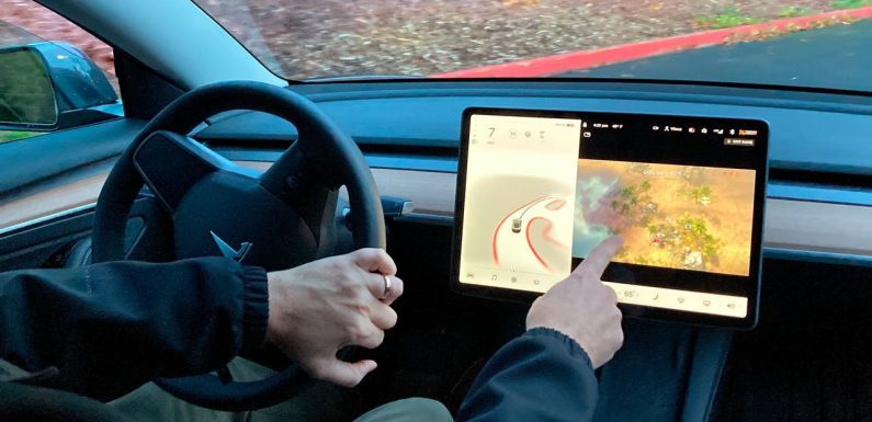 Tesla: Нема повеќе играње видео игри за време на возењето (видео)