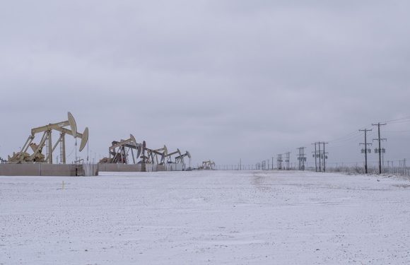 Студот ги дига цените на нафтата на над 100 долари