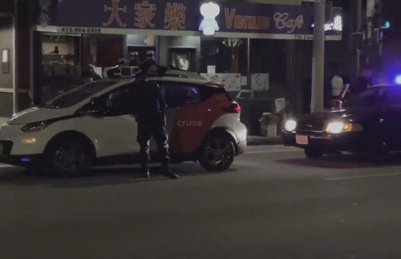 Циркус без пари: Полицијата запре автономен автомобил, а тој тргна да им бега! (видео)