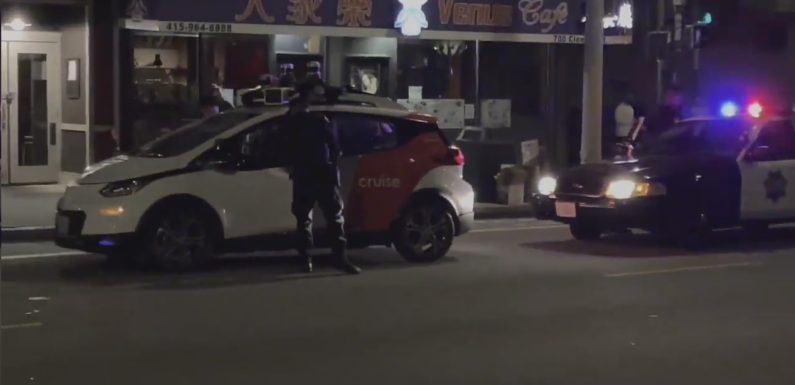 Циркус без пари: Полицијата запре автономен автомобил, а тој тргна да им бега! (видео)
