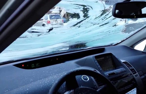 Замрзнати стакла на автомобилот одвнатре