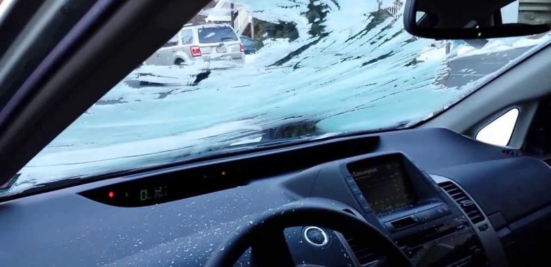 Замрзнати стакла на автомобилот одвнатре