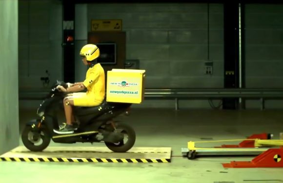 Краш-тест на скутер при 40 km/h (видео)