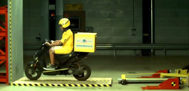 Краш-тест на скутер при 40 km/h (видео)
